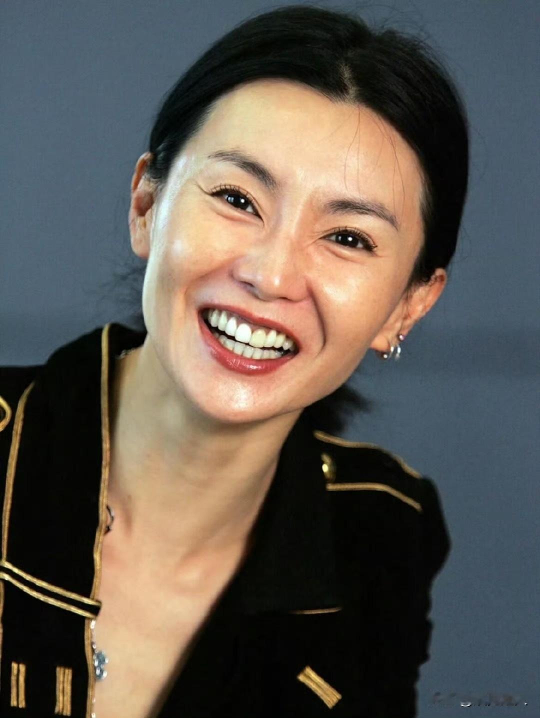 2005年41岁的张曼玉，妆容简到极致！脸上就只刷了睫毛膏、涂了点唇膏，完全靠自