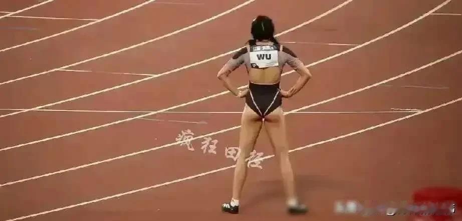 这真的美吗？除了夸张的动作、纹身之外，又来了暴露的穿着。实在是有博眼球之嫌。
运