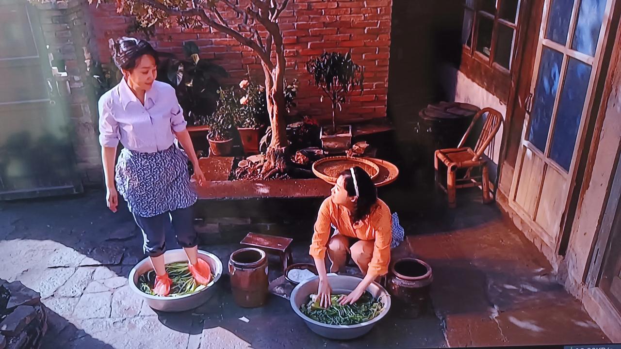 用脚踩是不是很脏啊！虽说是套着方便袋，我感觉也不是那么回事！你们也这么腌咸菜吗？