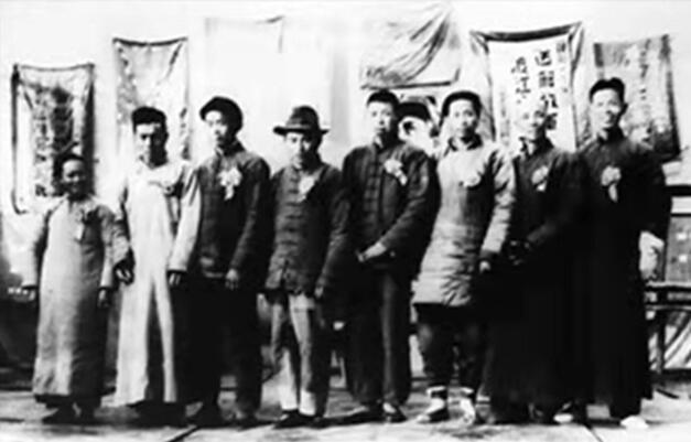 渡江战役中，痛失南京的老蒋绝望地对汤恩伯说：“打仗我不如毛泽东，写诗也不如他，但