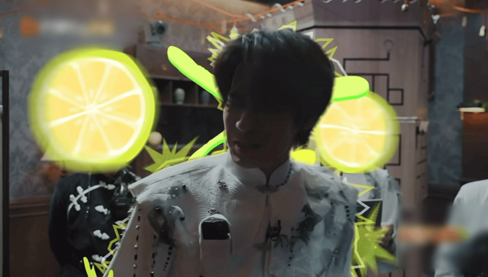 张真源此时的沉默震耳欲聋 谁懂！张真源拼尽全力解谜想躲避酸水，最后还是没逃过。短