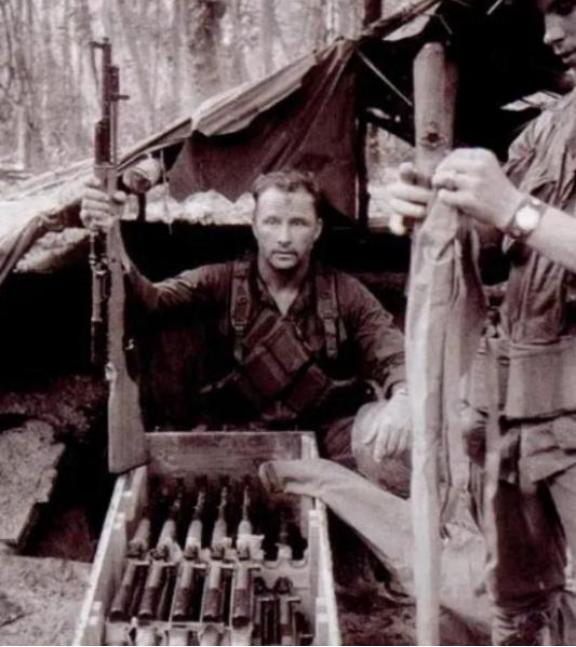 1968年，一个北越士兵端起中国造“56式”步枪，只见他瞄准了一个美国兵，当他扣