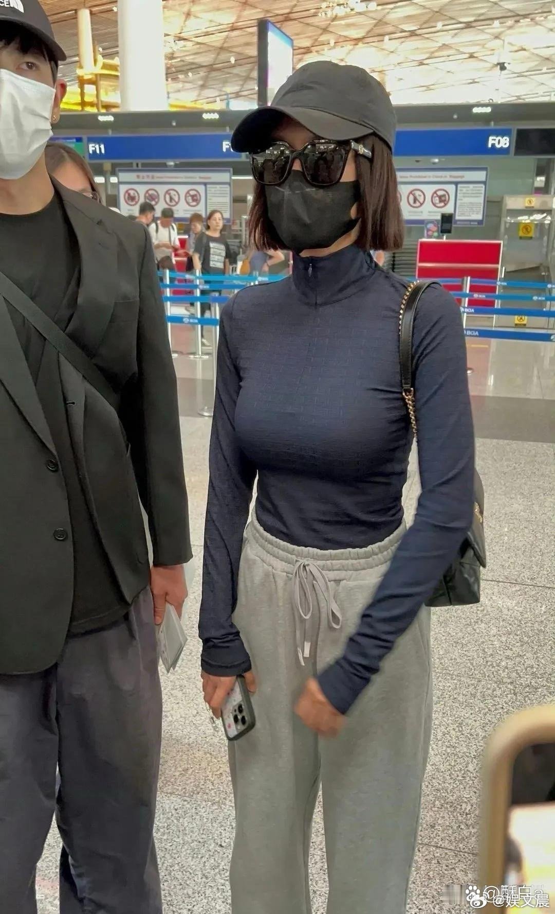 秦岚的身材真的好到犯规，优越曲线与优雅气质浑然天成，魅力藏都藏不住 