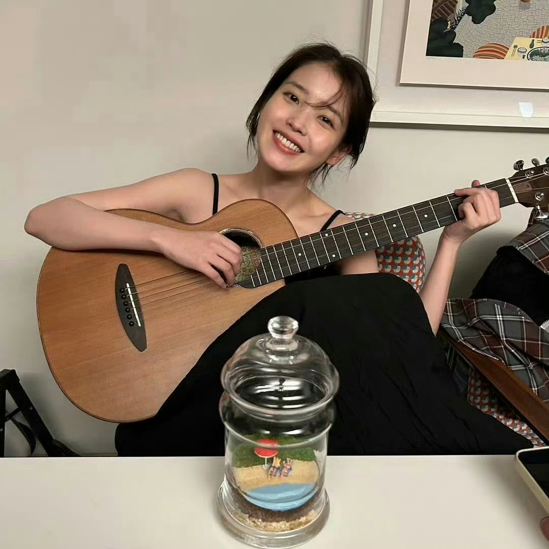 IU李知恩，超喜欢她的一张图，可可爱爱，自由自在！ ​​​