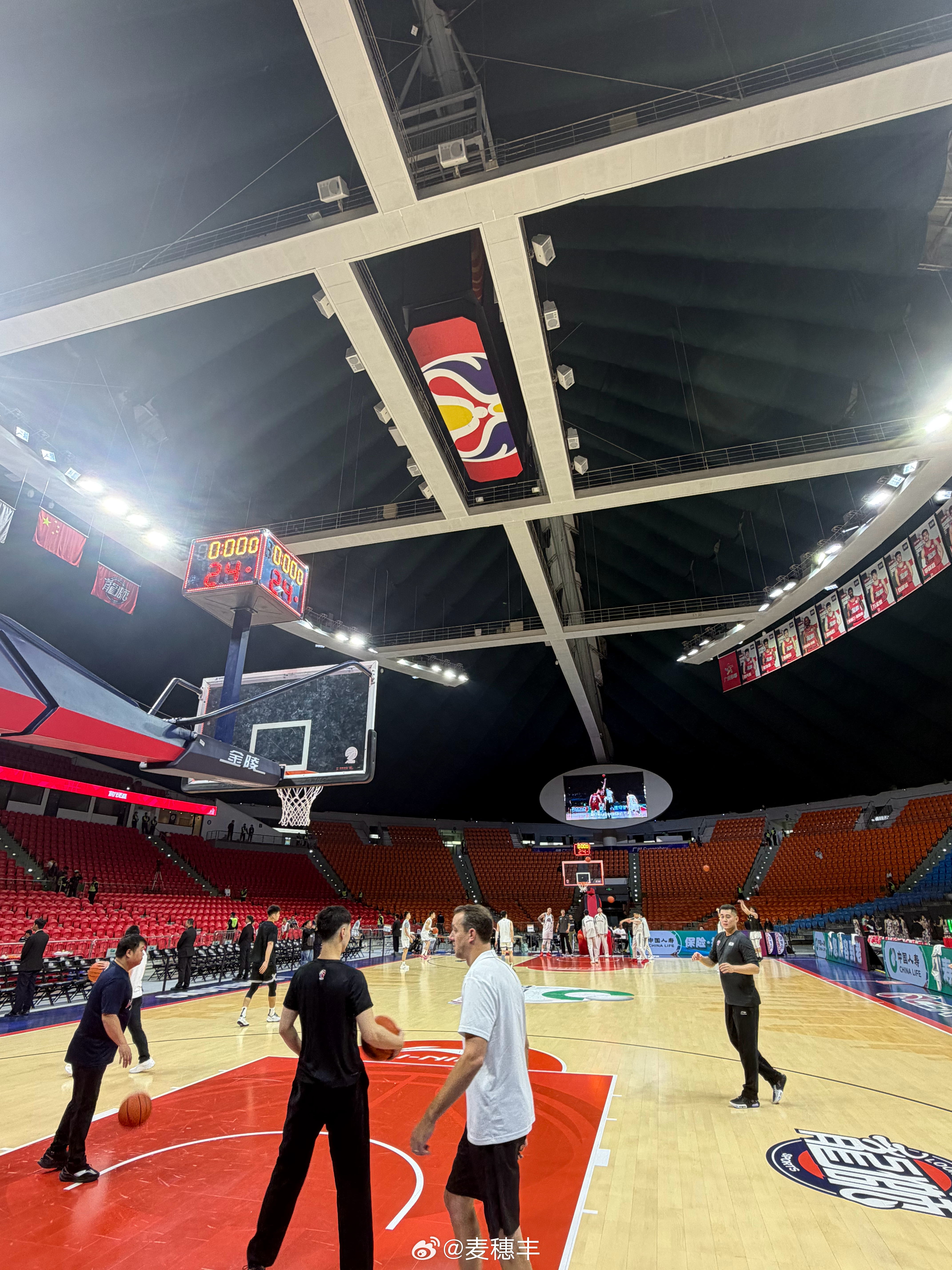 这个场馆的顶部还有点2019年篮球世界杯的痕迹…龙狮男篮vs山东男篮广州龙狮篮球