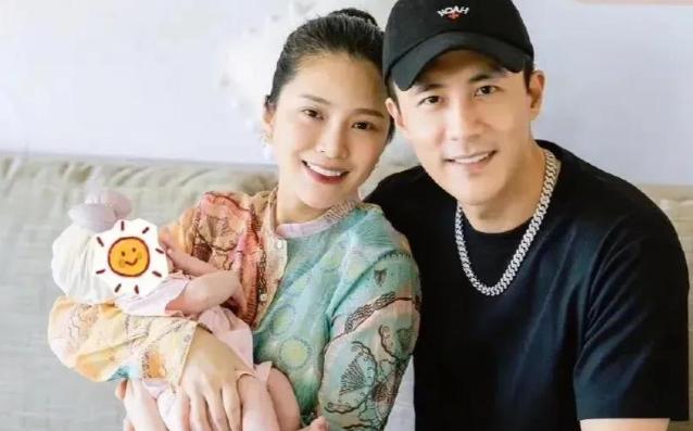 2021年，王灿和杜淳谈恋爱后，一天杜淳在家无意中看到了王灿的身份证，这时才知道