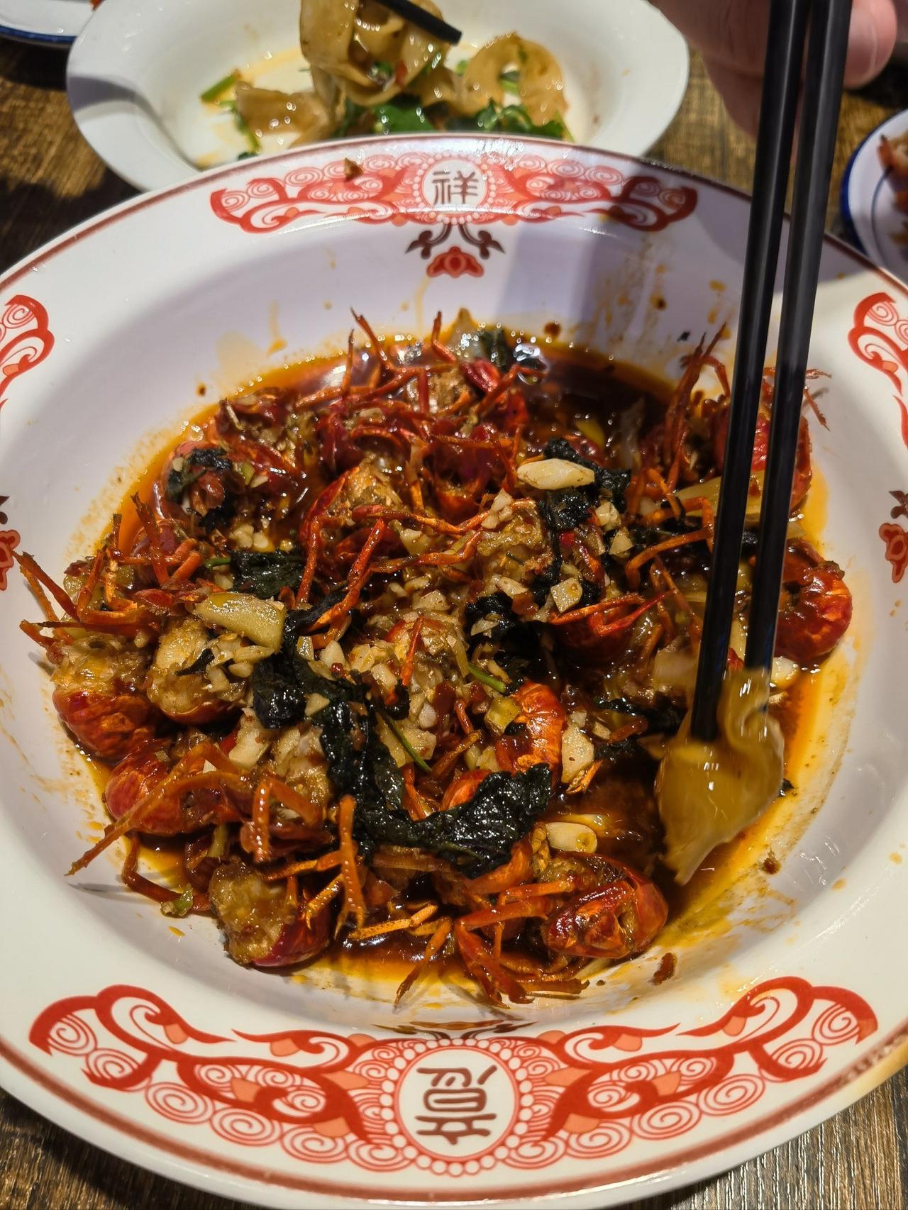湖南岳阳，吃河鲜和湘菜，这家店值得打卡！
岳阳天鲜家味
美食推荐：
1、紫苏爆虾