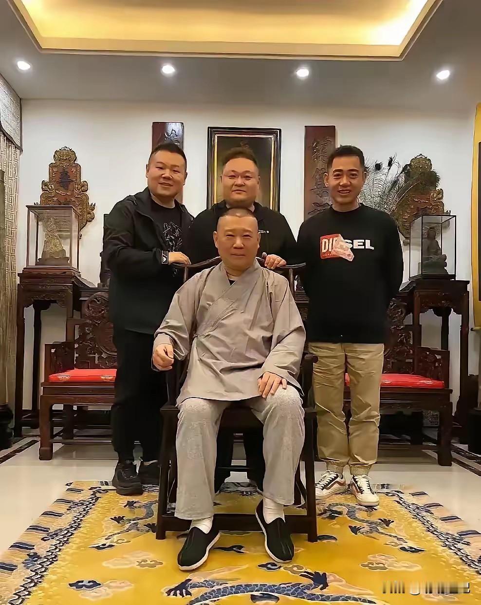 一张师徒合影。他们脚下的地毯是龙的图案，行事风格有点高调吧？