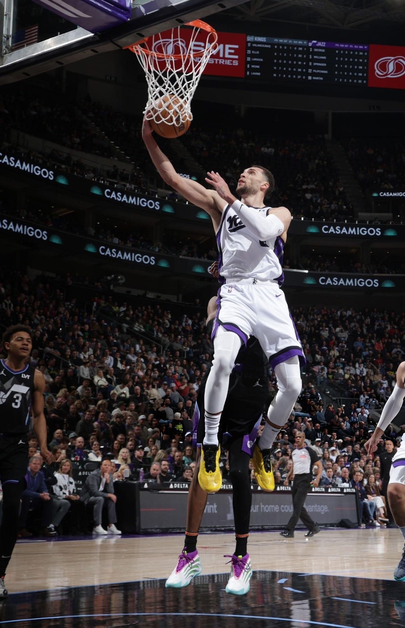 SNEAKERS ON COURT  Zach LaVine & BricksW