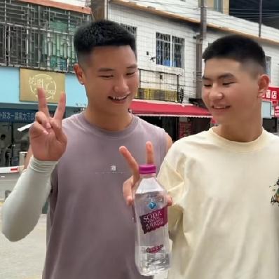 小潘和小秋一直没有更换视频，小潘说，这些日子忙着给孩子找学校，所以没有时间更换视