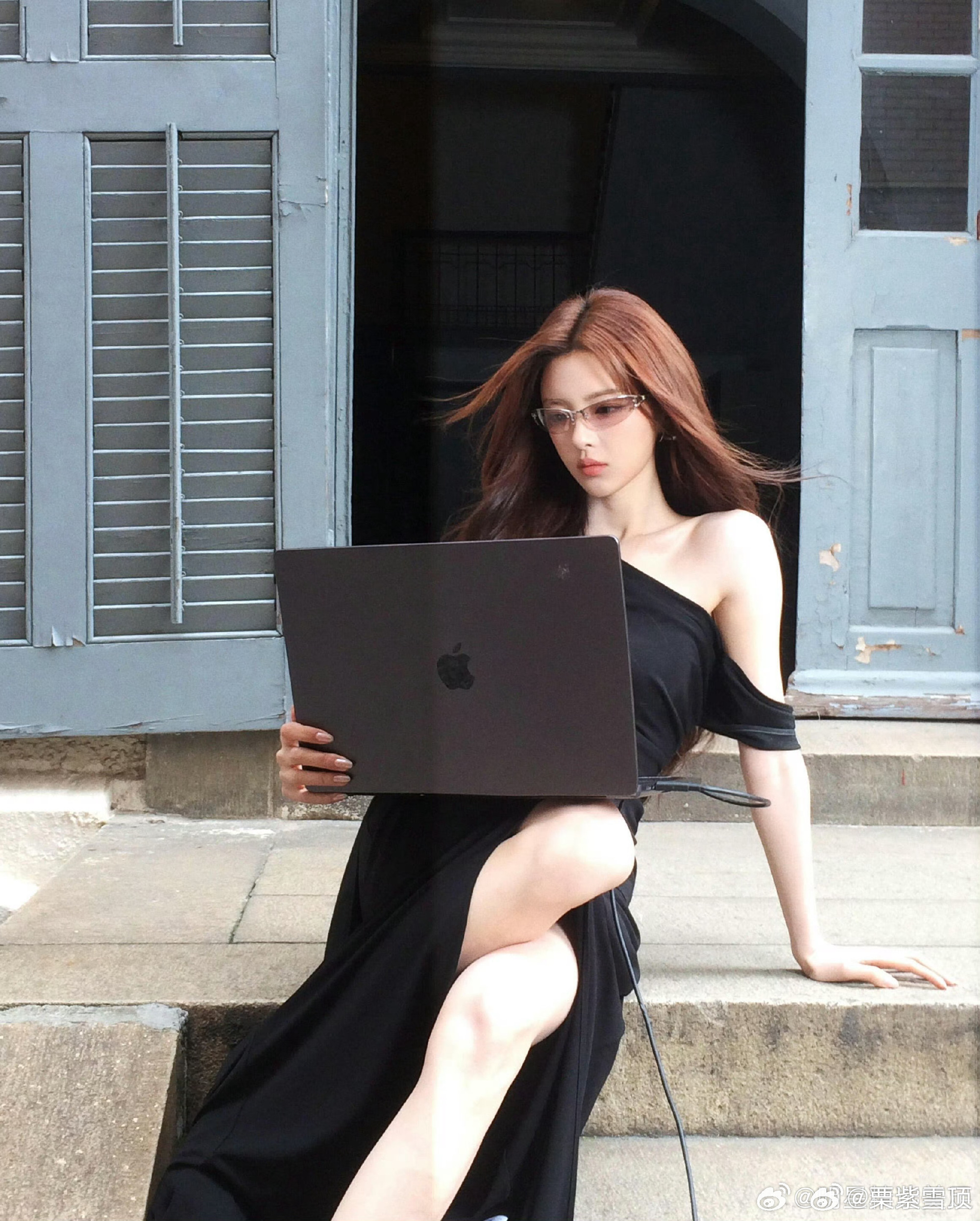 原来杨超越也这样出片杨超越动作越颠越出片看到杨超越这组图等拍摄花絮真给我笑不行了