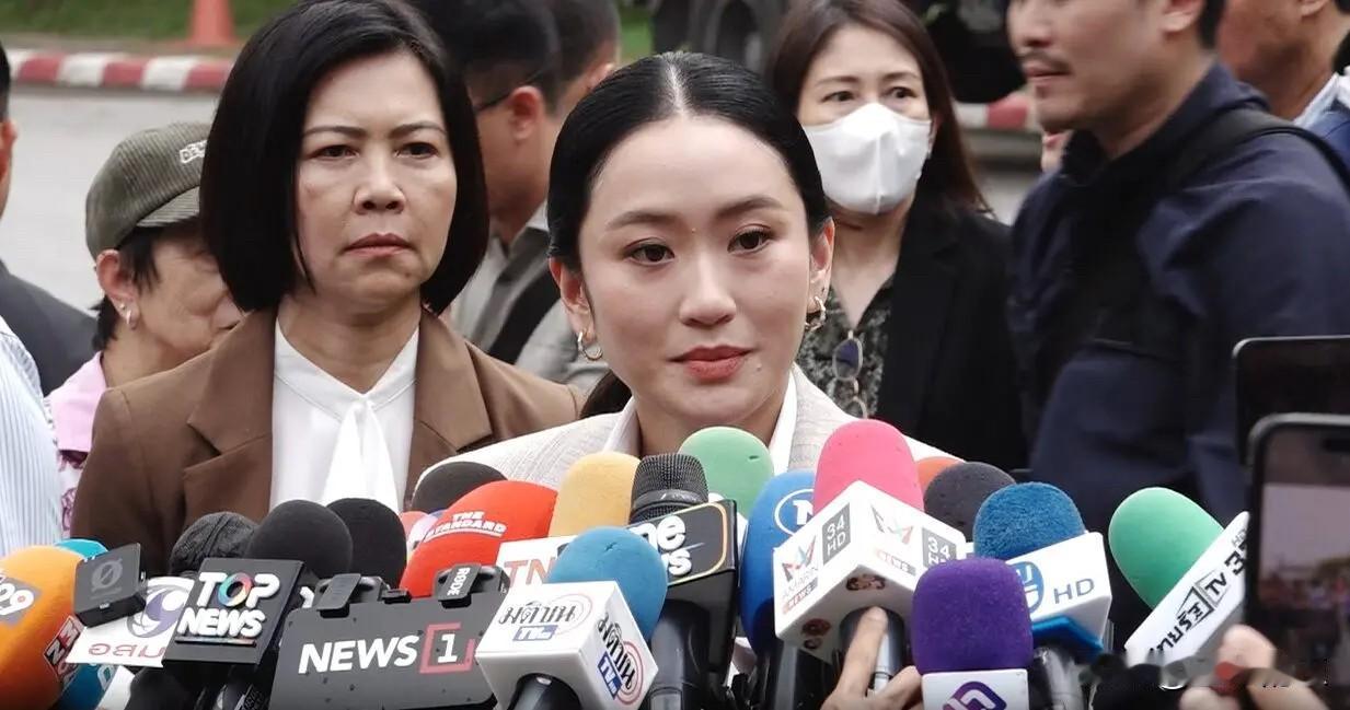 9月15日，泰国前总理佩通坦和家人一起探视了入狱一周的父亲他信。在探视了大概半个