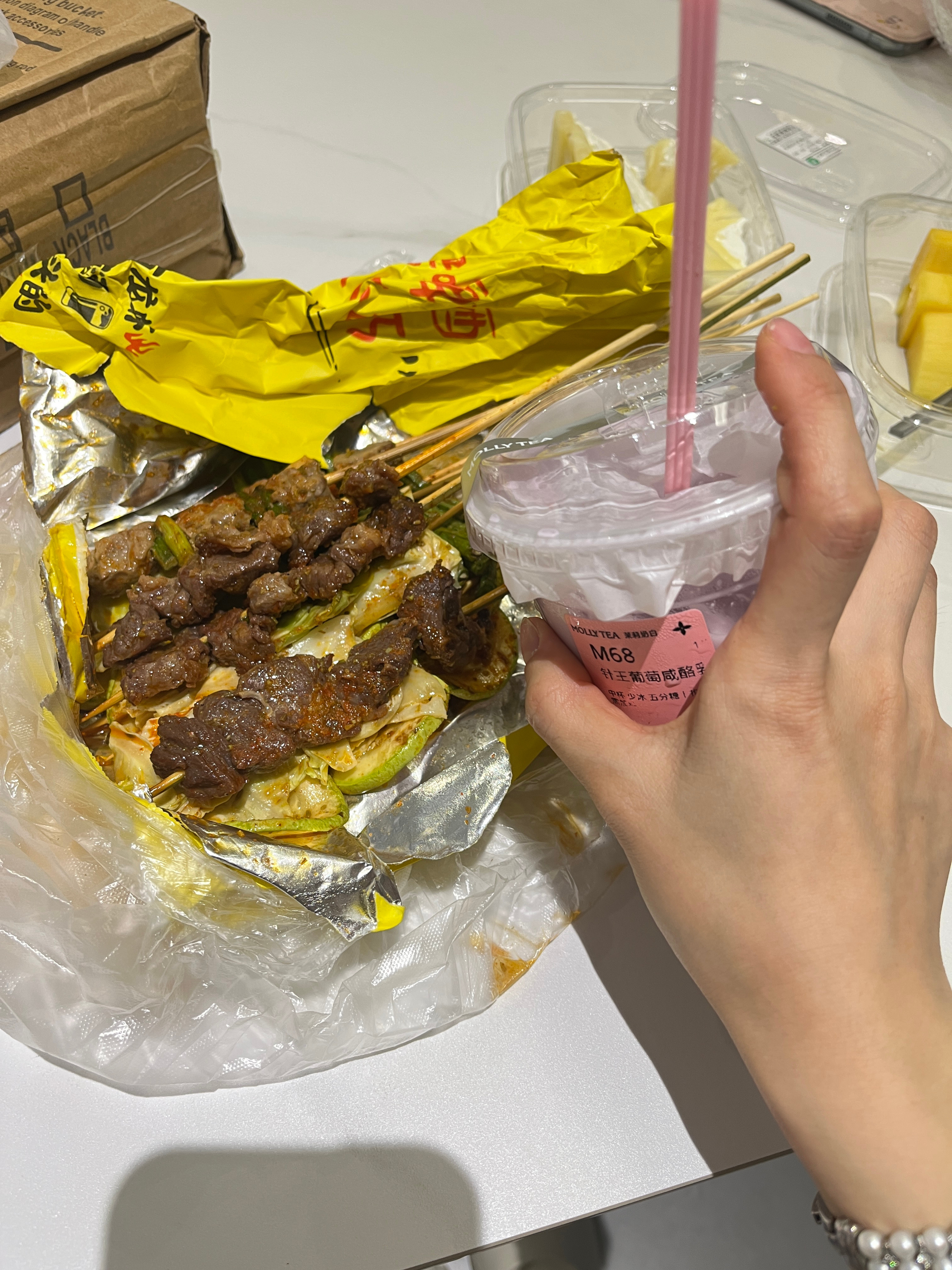 庆祝一下我真的很不理解这种小吸管，生怕我喝着了一样 