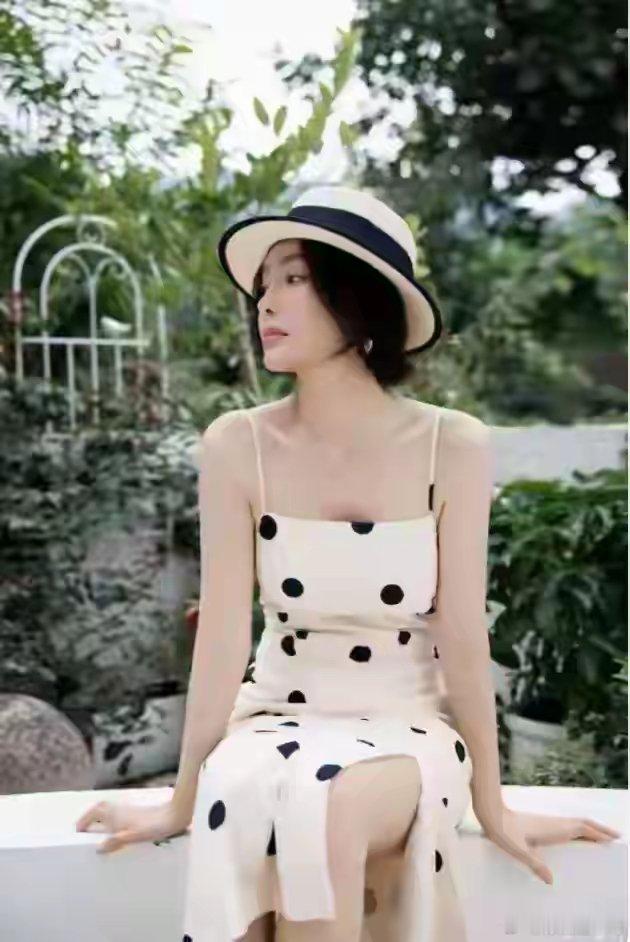 秦岚田园写真曝光，46岁波点吊带裙配短靴，轻盈如少女。 ​​​