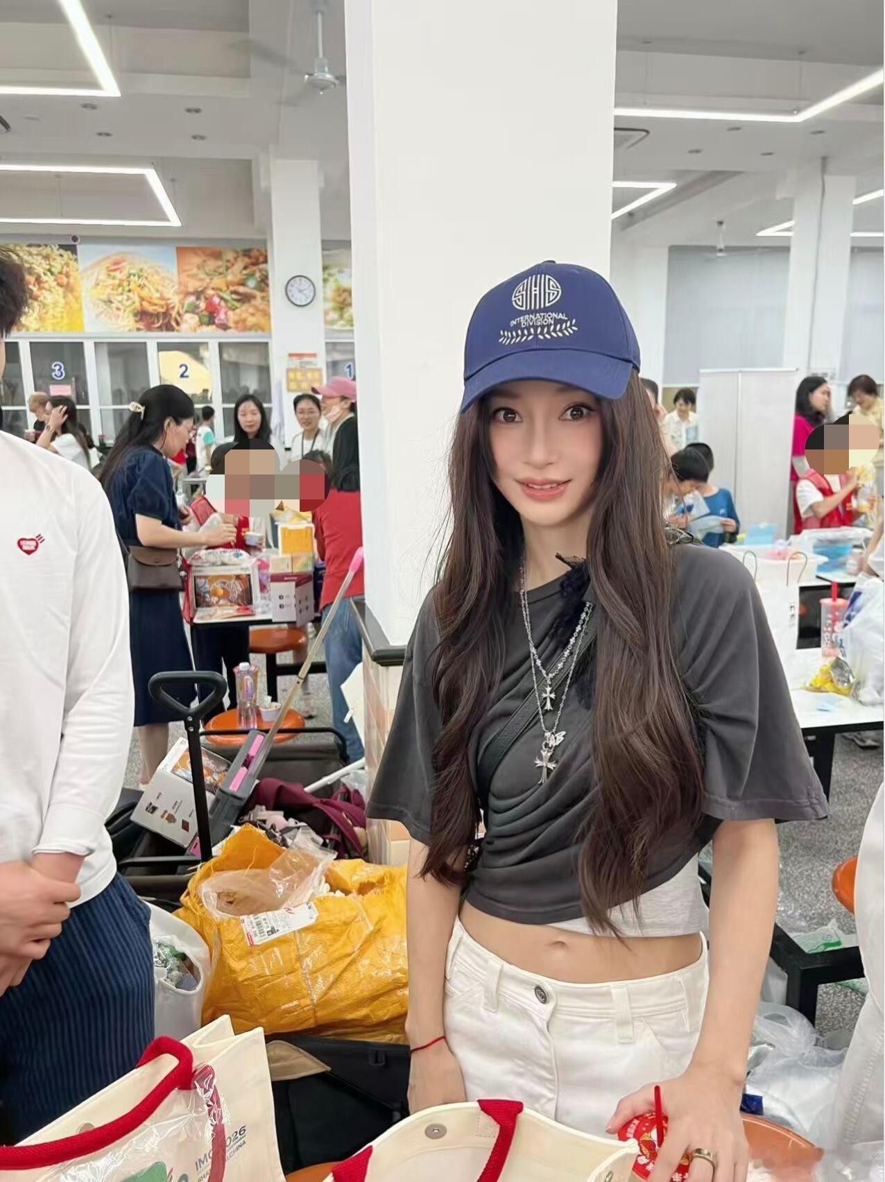 angelababy参加小海绵学校公益活动baby参加小海绵学校公益活动了，还跟