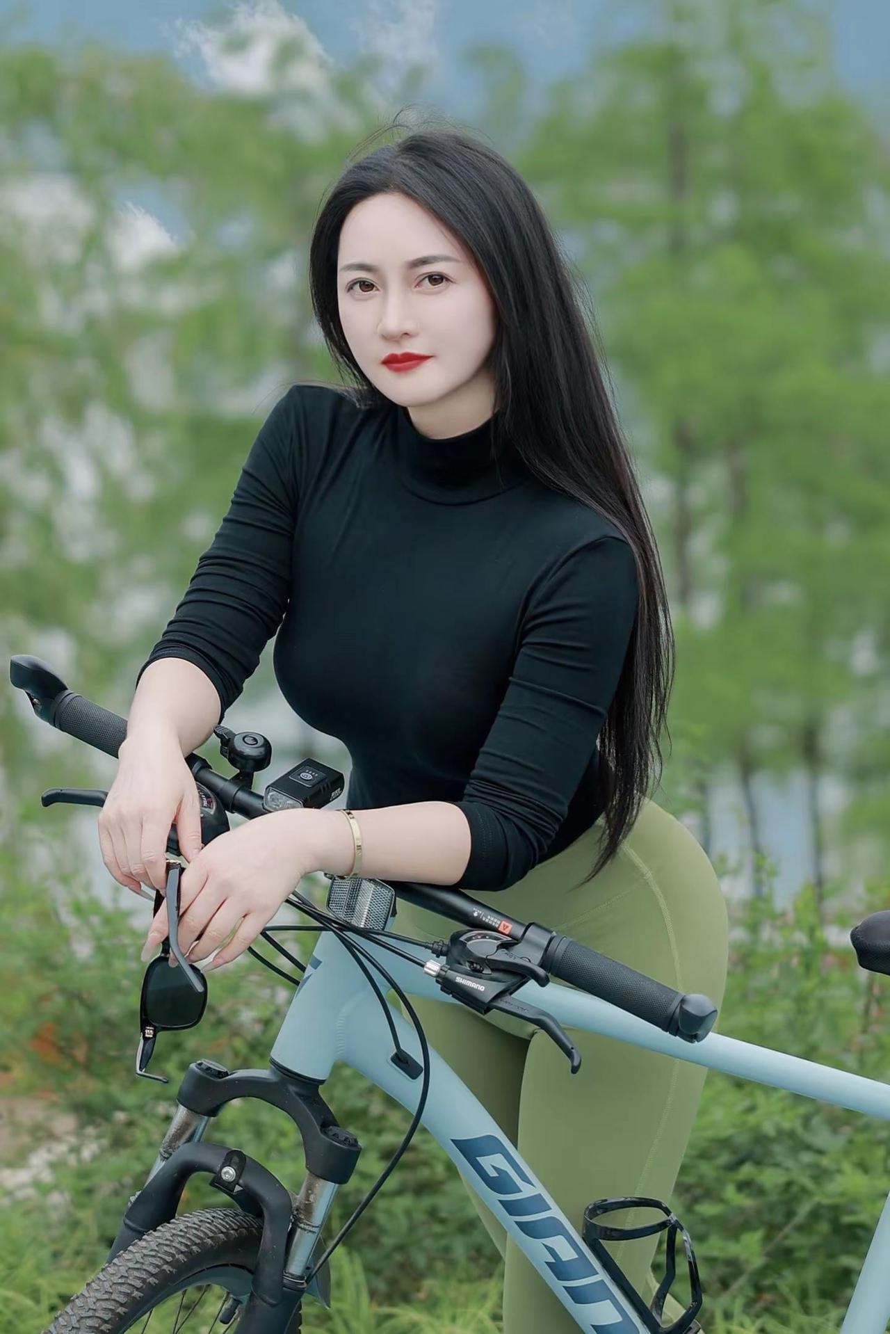 风是自由的，我也是。🚴‍♀️户外骑行 运动女孩 与风同行  瑜