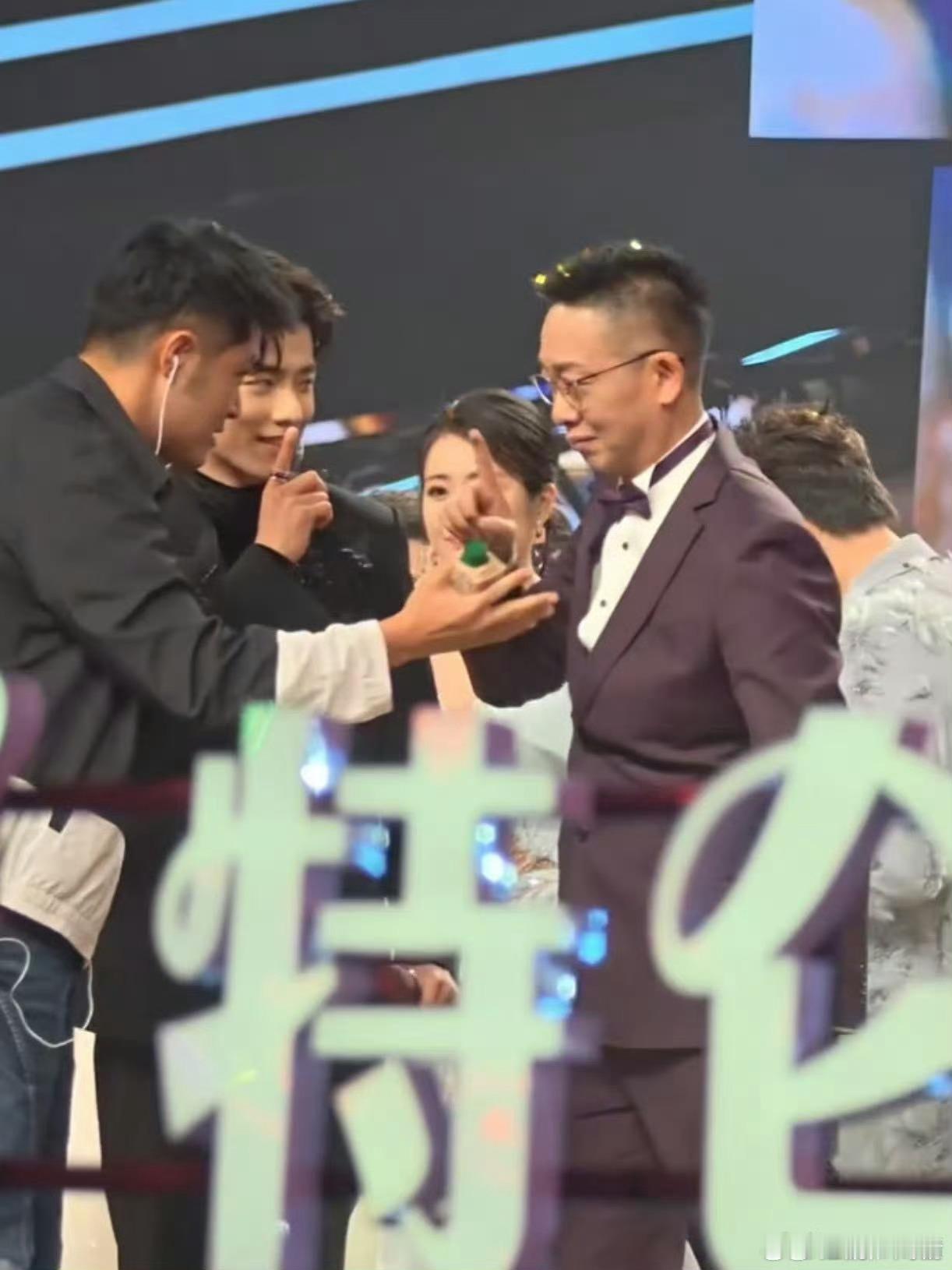 如果开演唱会的话，得等十日终焉拍完了吧，不用开很多场，反正我也抢不到票，我只是心