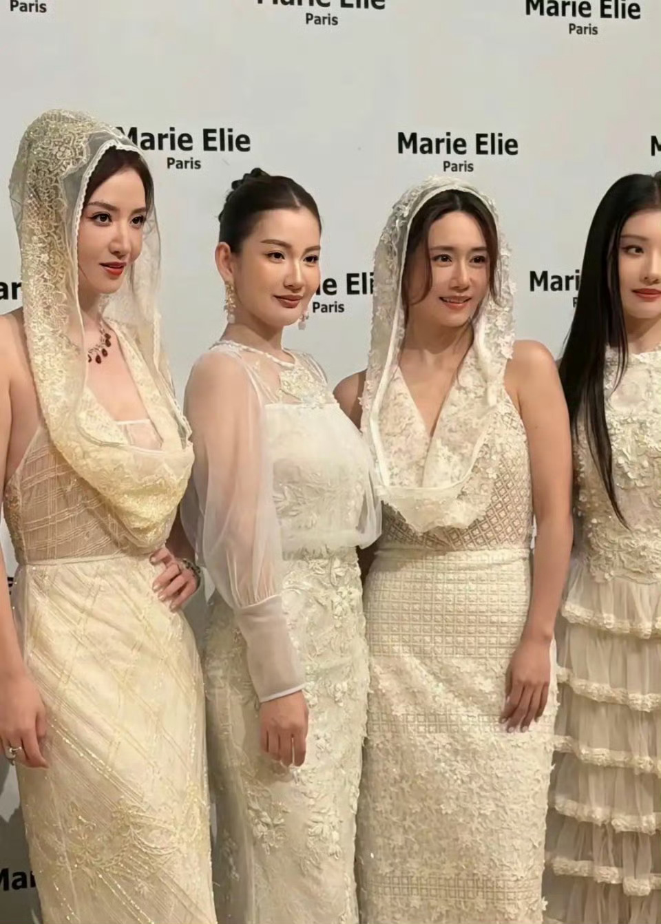 这款服饰配头巾真的太美了，看着好有女人味！ 