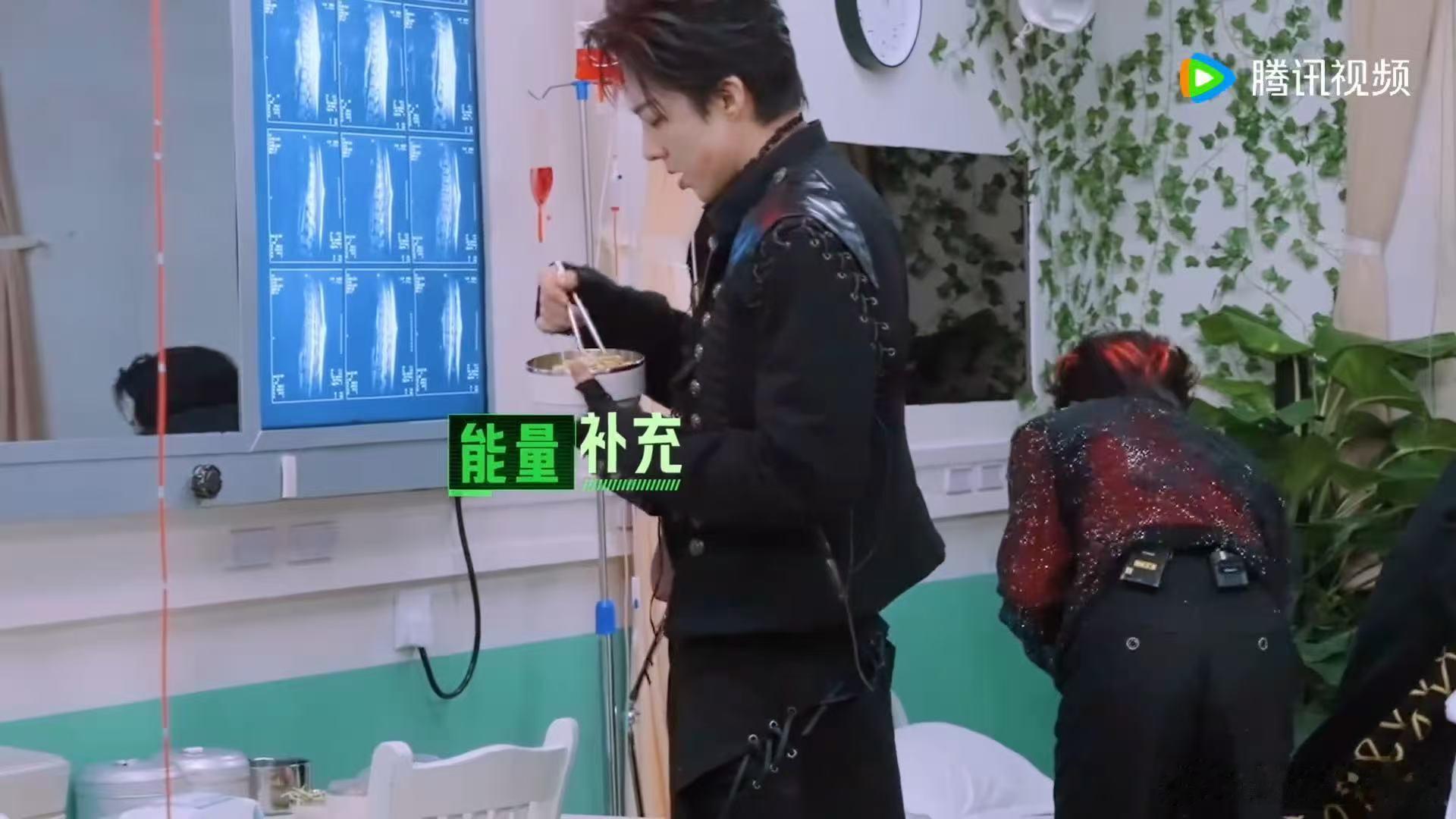 章若楠金靖看到刘宇宁张凌赫吃面的反应刘宇宁张凌赫把道具吃了开始推理吧 互动细节很