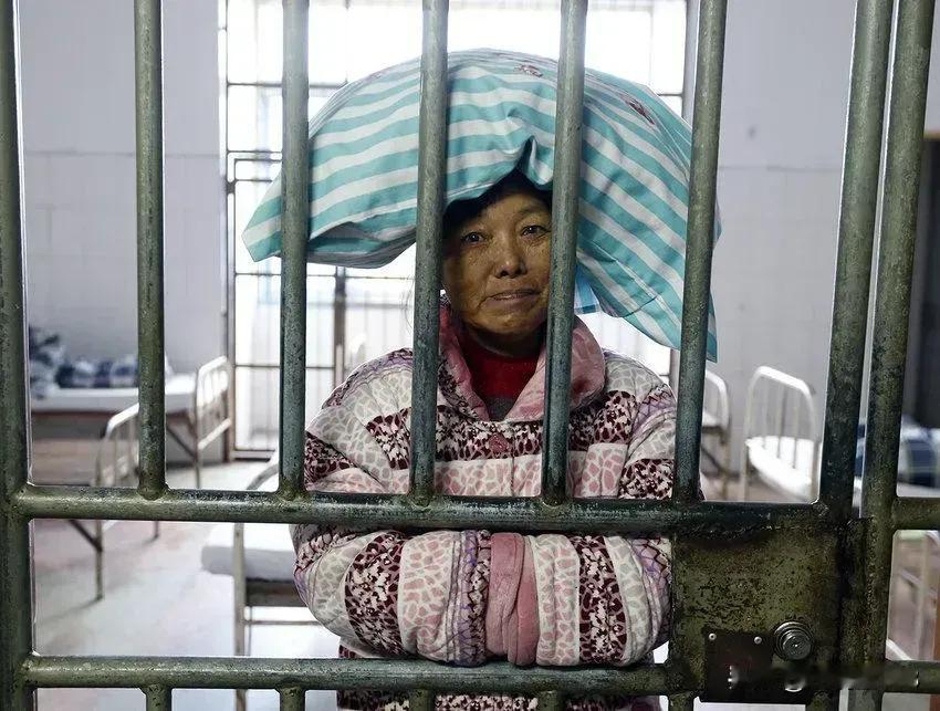 下班的路上，一个中年妇人突然拦住了我的路。我以为她要问路，谁知她开始絮絮叨叨的说