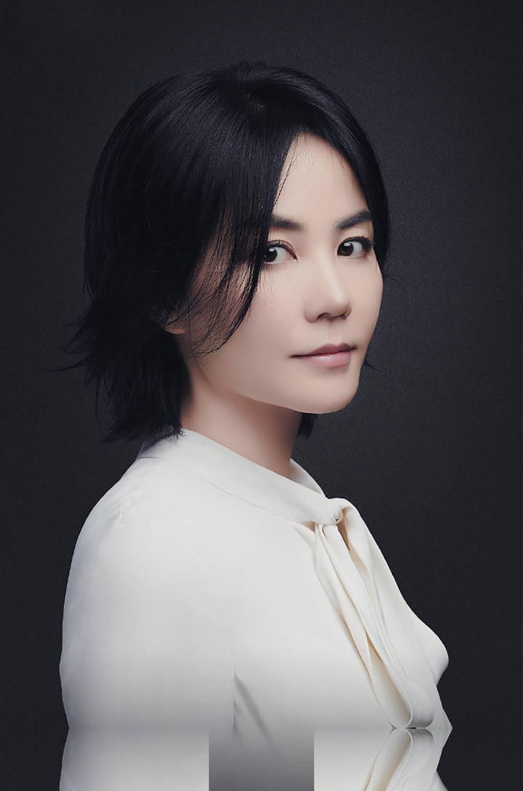 李嫣的鞋，居然比妈妈王菲的贵10倍，李嫣今年20岁了，可娱乐新闻看她的方式，似乎