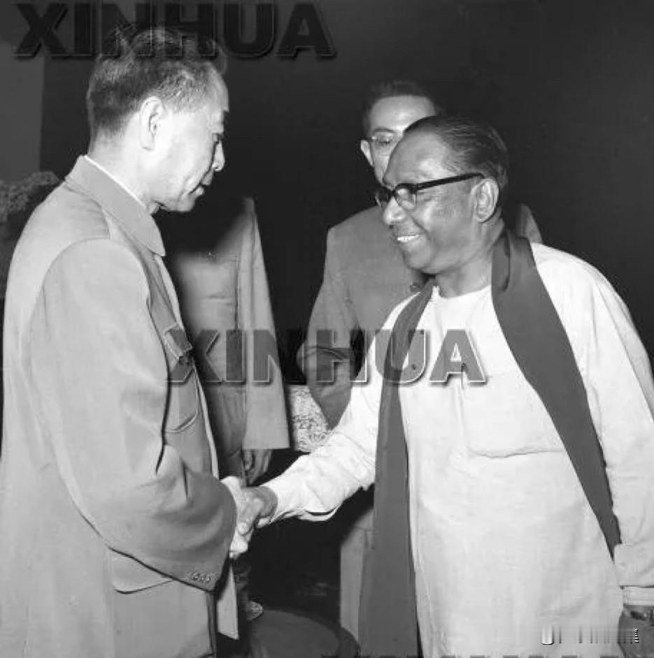 1956年5月6日，周恩来在中南海西花厅会见世界佛教联谊会名誉会长、锡兰驻苏联大