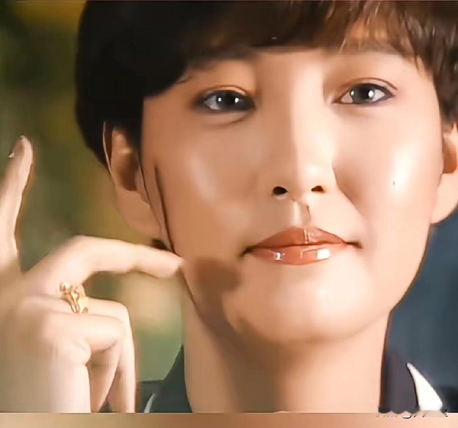 TVB昔日当红花旦，又美又飒惊艳时光，偏偏情路坎坷惹人唏嘘。当年与徐少强的恋情全