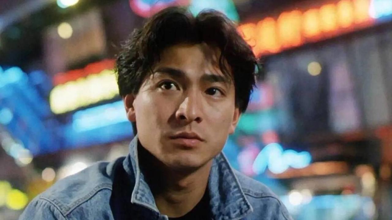 刘德华出名很早。有些明星出名以后，就会接拍各种角色，拓展戏路，彰显演技，以期获取