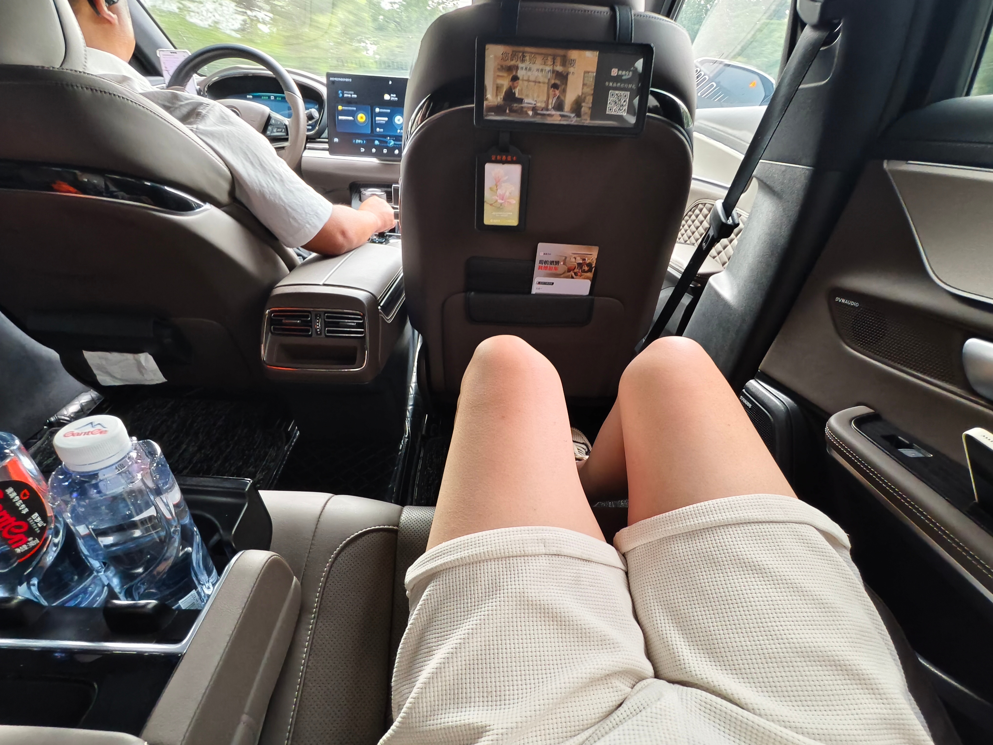 在合肥出差，机场到酒店，酒店到机场都是打的专车，相当舒服，没有异味，车很干净，空