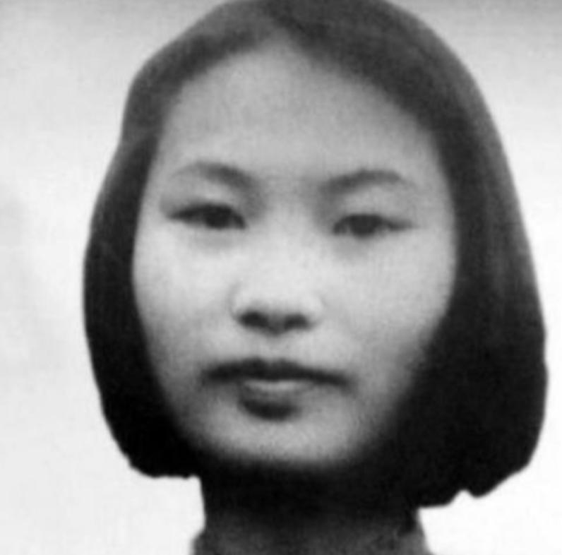 1950年，女战士丁佑君被土匪轮番侵犯。随后，敌人又扒光她的衣服拖行，给她灌辣椒
