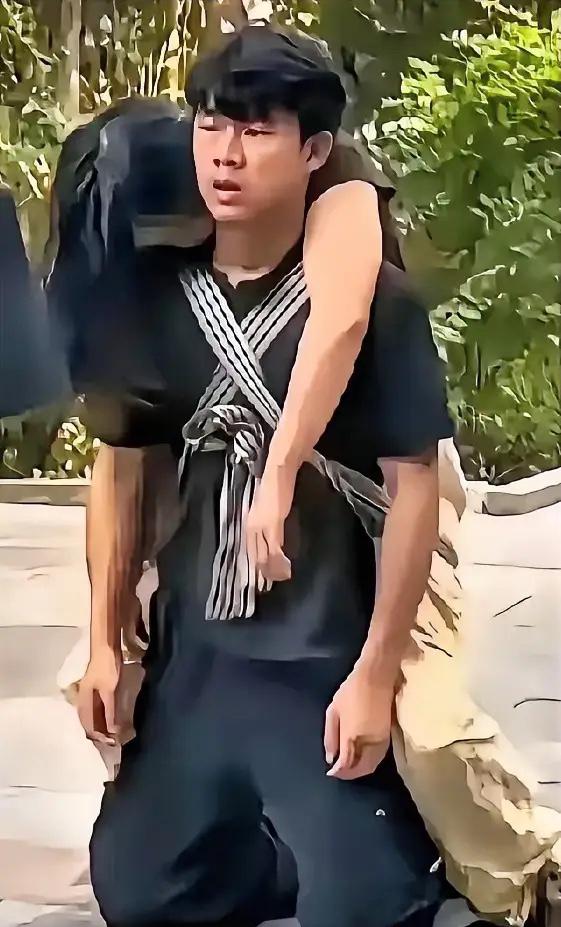 山东21岁女孩为爱翻墙私奔摔成瘫痪，男友14年不离不弃，背着女孩4次上泰山还愿！