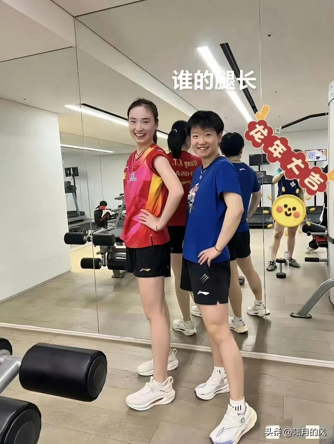 莎莎和好姐妹们一起在健身房拍合照！莎莎真的可爱！每次合照都站在C位，真是个活泼又