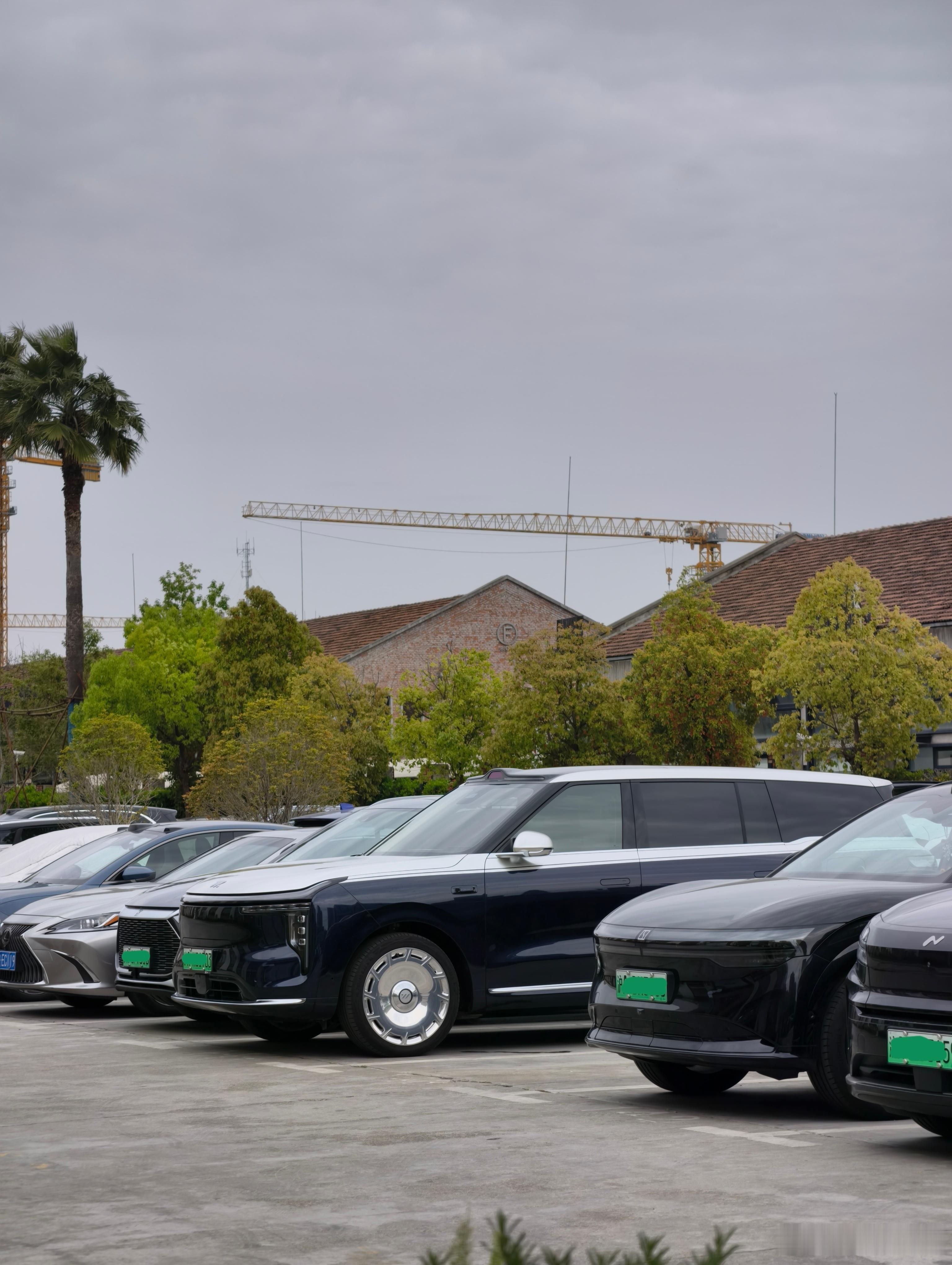 大饼轮毂 + 双拼车漆还是很见效的，车群里一眼唬住。 