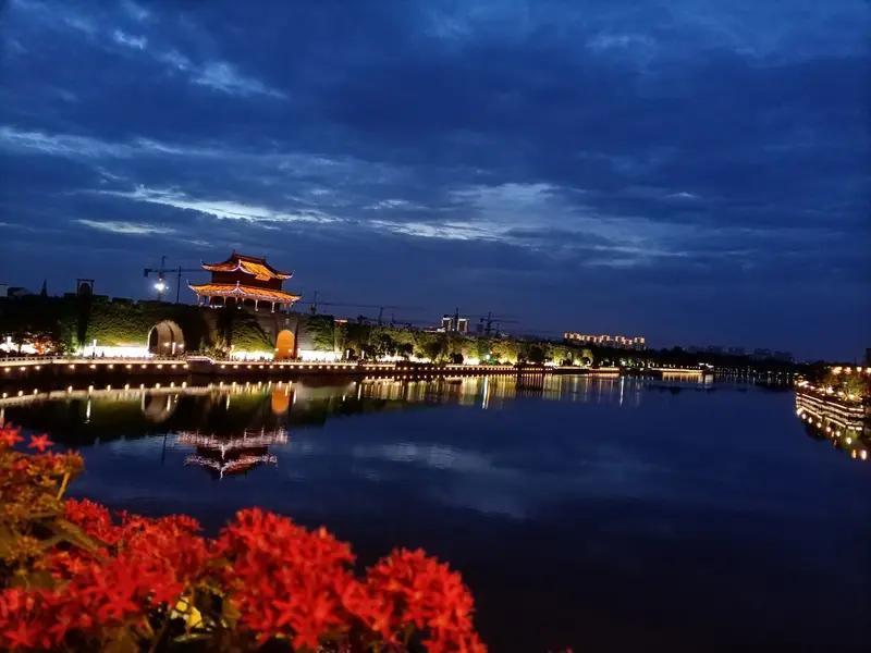 看到“古韵今风共一炉”这个上联，感觉超有韵味。它体现了古今文化交融，就像把古代韵