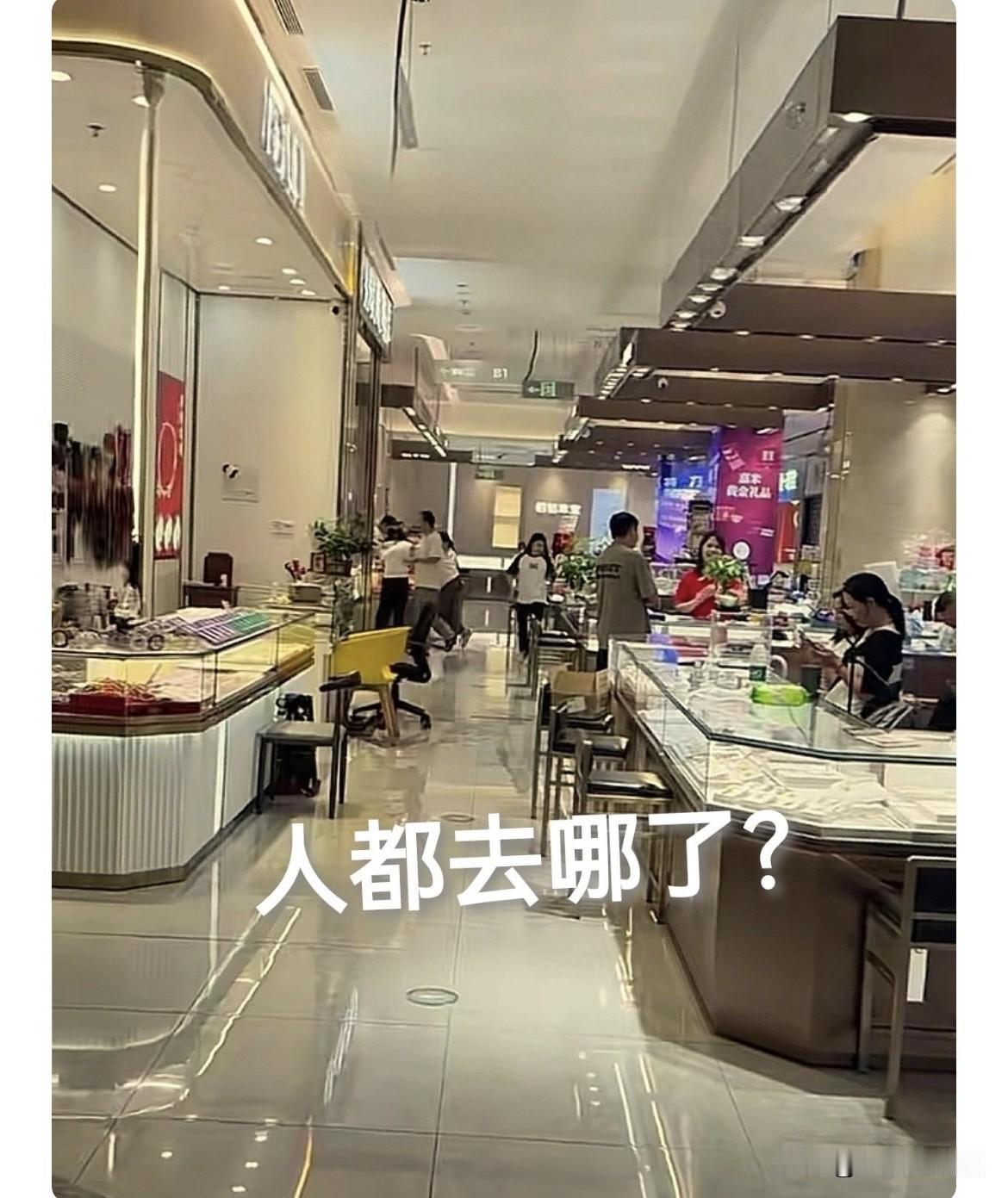 最近逛金店时着实被惊到了——柜台里明晃晃的标价牌写着1200多元/克，可打开手机