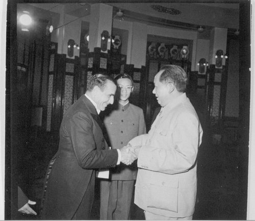 历史上的今日 1956年9月17日下午，毛主席接受埃及首任驻中国大使拉加卜递交国