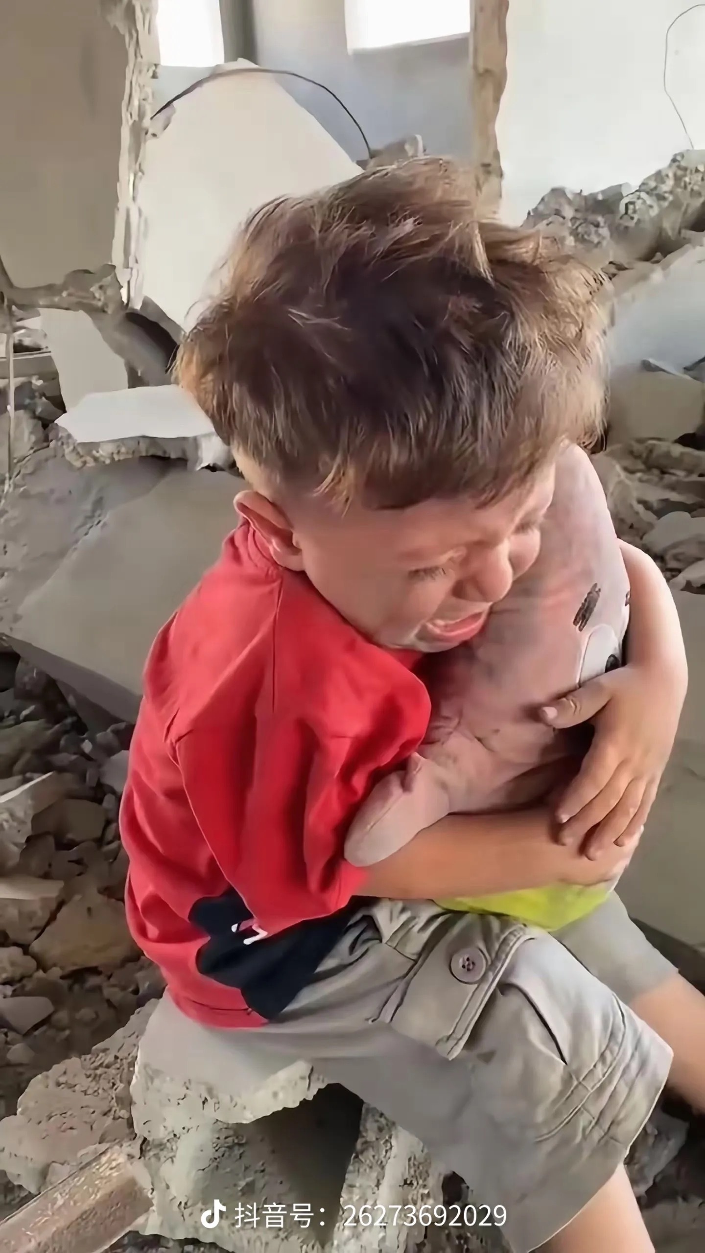 他甚至抱的是美国的派大星