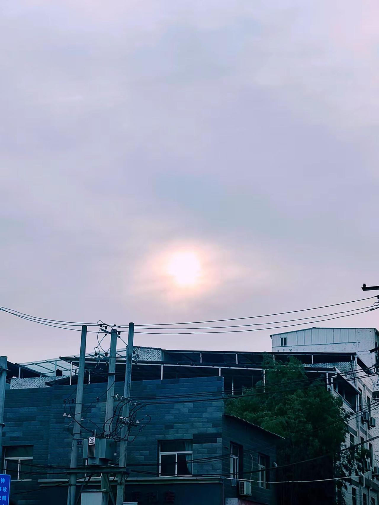 天气慢慢热了，有人开始穿短袖了。西安的天气热的很快后面的温度慢慢高了夏天很快来了