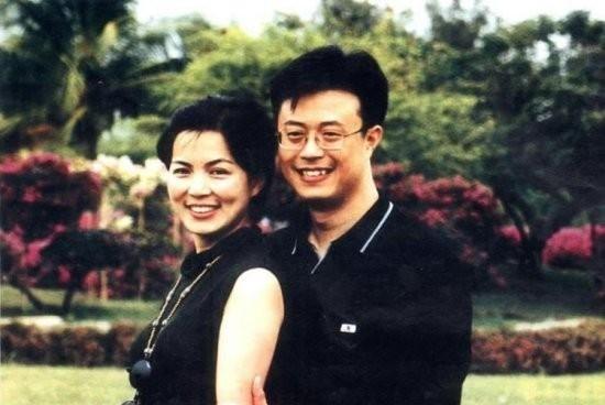 1999年，主持人白燕升和周佳刚新婚9个月，周佳突遭六级伤残，瘫痪在床。为了不拖