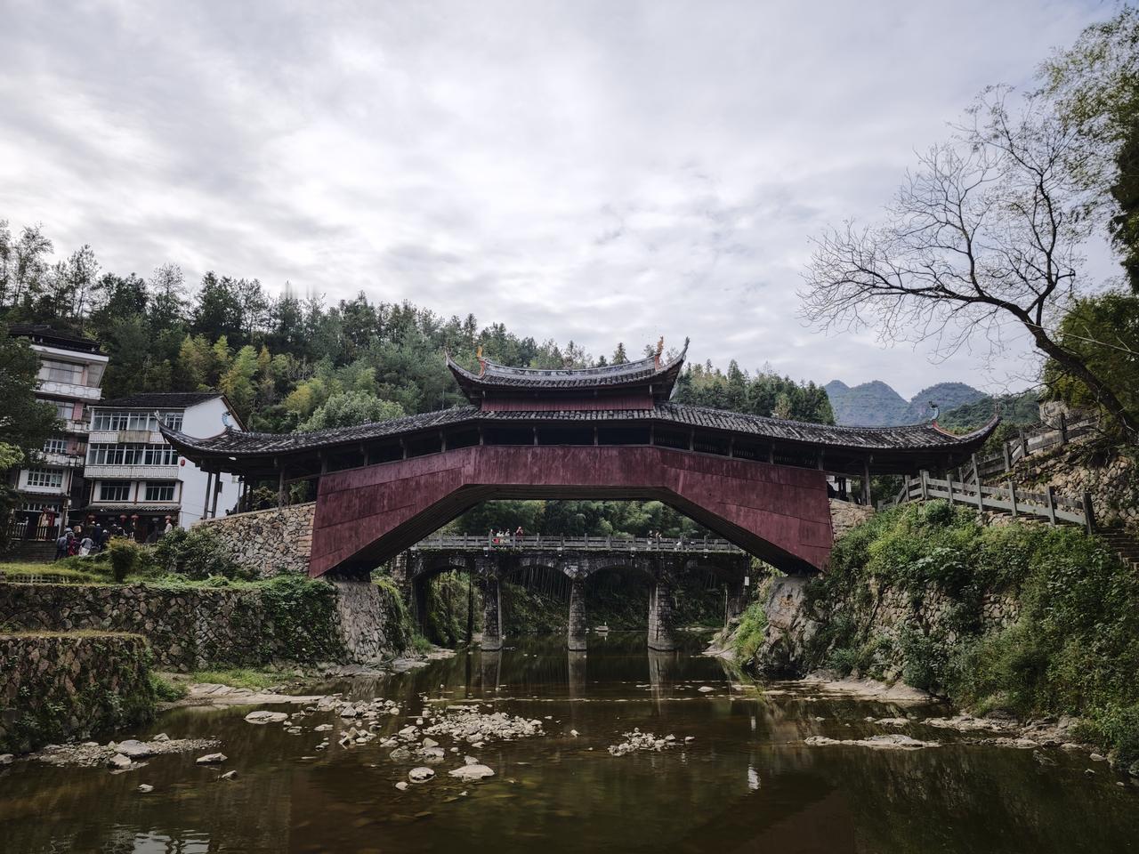 人生不只是工作，还有诗和远方。
群山之中，泡个温泉，真爽。
此时此刻，战争，冲突