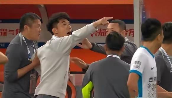 郑智在济南“老家”丢人丢大了，5月1日中超第9轮齐鲁德比，青岛西海岸主帅郑智因不