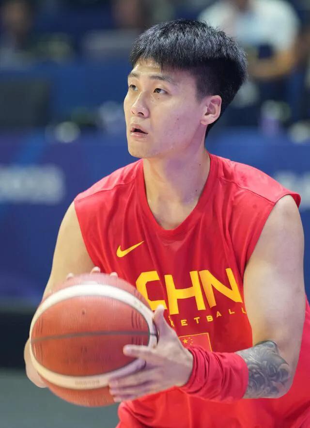 中国男篮这套阵容明年再参加NBA夏季联赛，能不能争取赢一场比赛呢

中锋：周琦、