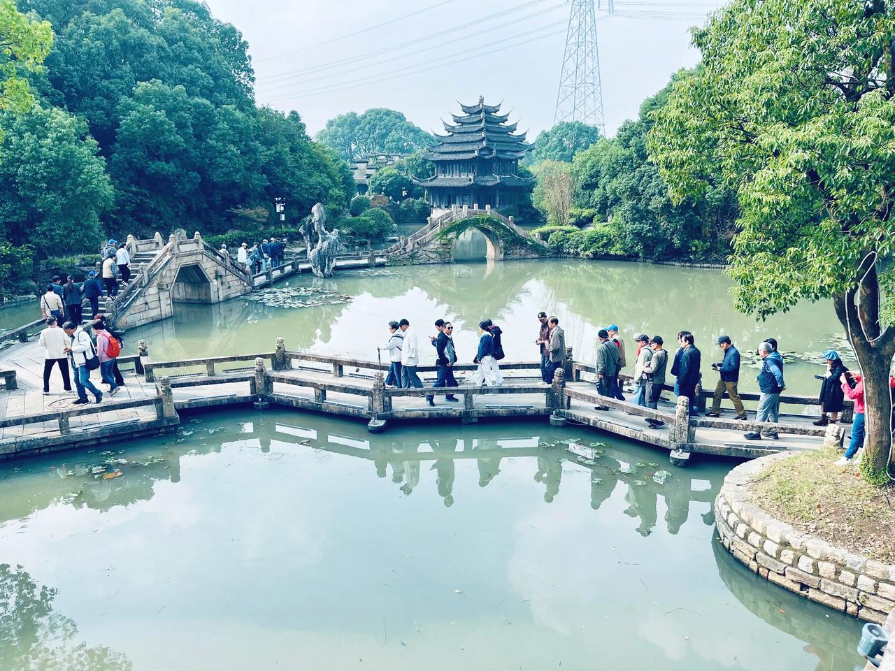 这是上海韩湘水博园里的古桥，这些桥梁大多是从江浙沪等地迁移而来的明清古桥。