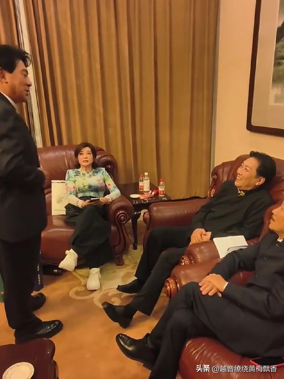 乐龄重阳晚会的后场里，一众老友围坐相聚，满室都是融融的欢声笑语。刘晓庆已然76岁