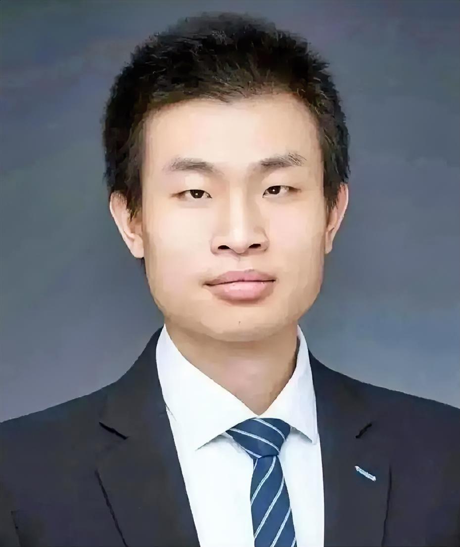 韦东奕这次出来，倒是挺安静。

他刚被确认为北大副教授，还参与验证了那个挂谷猜想