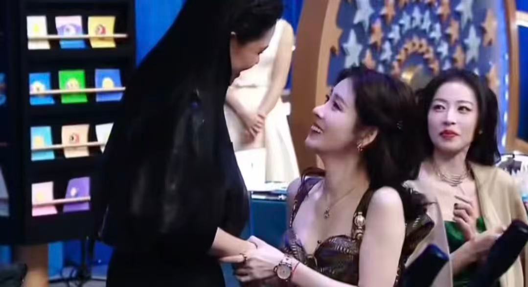 张碧晨袁娅维 这可是微博之夜 微博之夜后台的暖心瞬间！张碧晨袁娅维贴贴相伴，亲昵