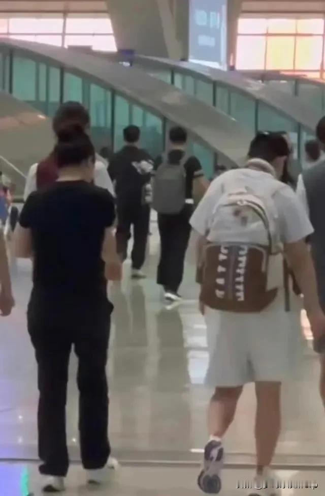 孙颖莎回北京妈妈送行感动一刻
孙颖莎从河北国际庄返回北京
莎莎的妈妈陪着莎莎为莎