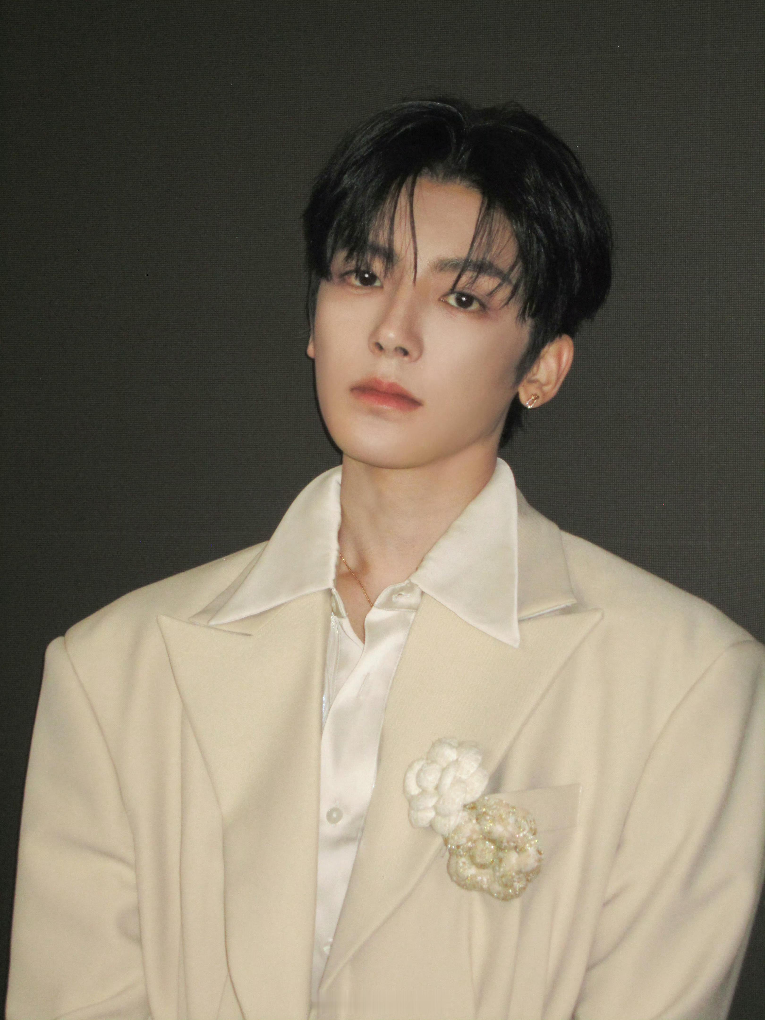 侯明昊藕粉色西装造型，真的太好看了！[憧憬] ​​​