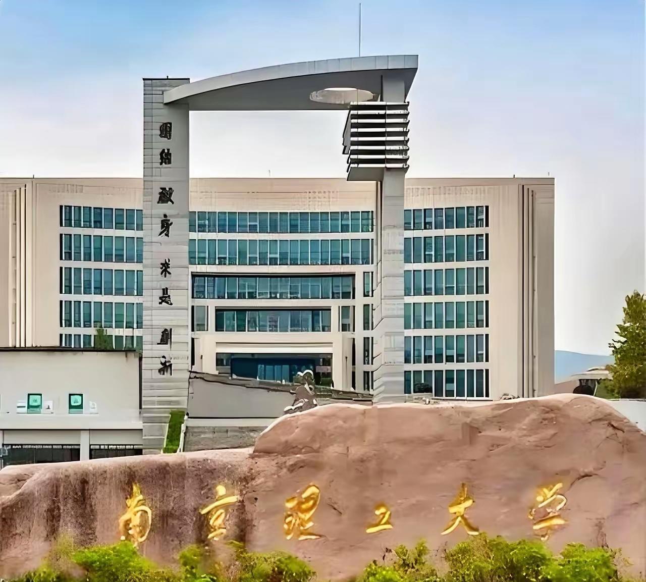 一位南京理工大学校长，下班稍晚，到食堂吃饭，看见一个女生，打了一碗米饭一份素菜，