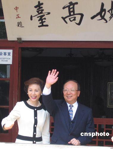 蒋万安父母夫唱妇随，很是恩爱，他和妻子也一样，好家风可传承。话说蒋万安母亲真美，